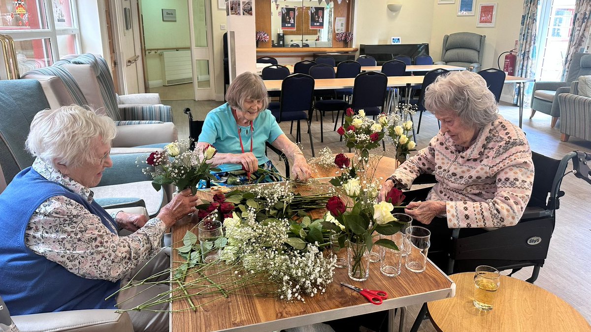 thermbi's tweet image. Joy, laughter and community spirit lit up Shannon Court, our Home in #Surrey, at a heartwarming Ladiesβ Night! π©π½βπ¦³π
π Find out more about this special evening here: bit.ly/3F9AOot