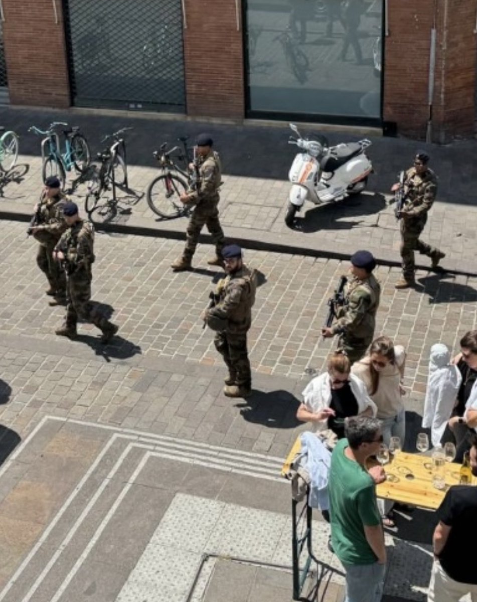 Spent the weekend in the fantastic city of Toulouse and watched the French army patrolling the streets.
They were tactically naive, all bunched up and no one checking to the rear!
⁦<a href="/AlistairCarns/">Al Carns</a>⁩ 
⁦<a href="/BritishArmy/">British Army 🇬🇧</a>⁩ 
⁦<a href="/DanJarvisMBE/">Dan Jarvis MP</a>⁩ 
⁦<a href="/TomTugendhat/">Tom Tugendhat</a>⁩