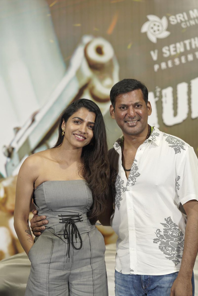 Saravanaspb's tweet photo. Surprise of the year! 🥳🥳🥳
K- town is all set to welcome a new couple as Actors #Vishal and #SaiDhanshika would be tying the knot on 29th August, 2025!
The couple broke the news to the media on the occasion of #YogiDaAudioLaunch 😍👌🏼✨
@VishalKOfficial @SaiDhanshika
@RIAZtheboss @ParasRiazAhmed1