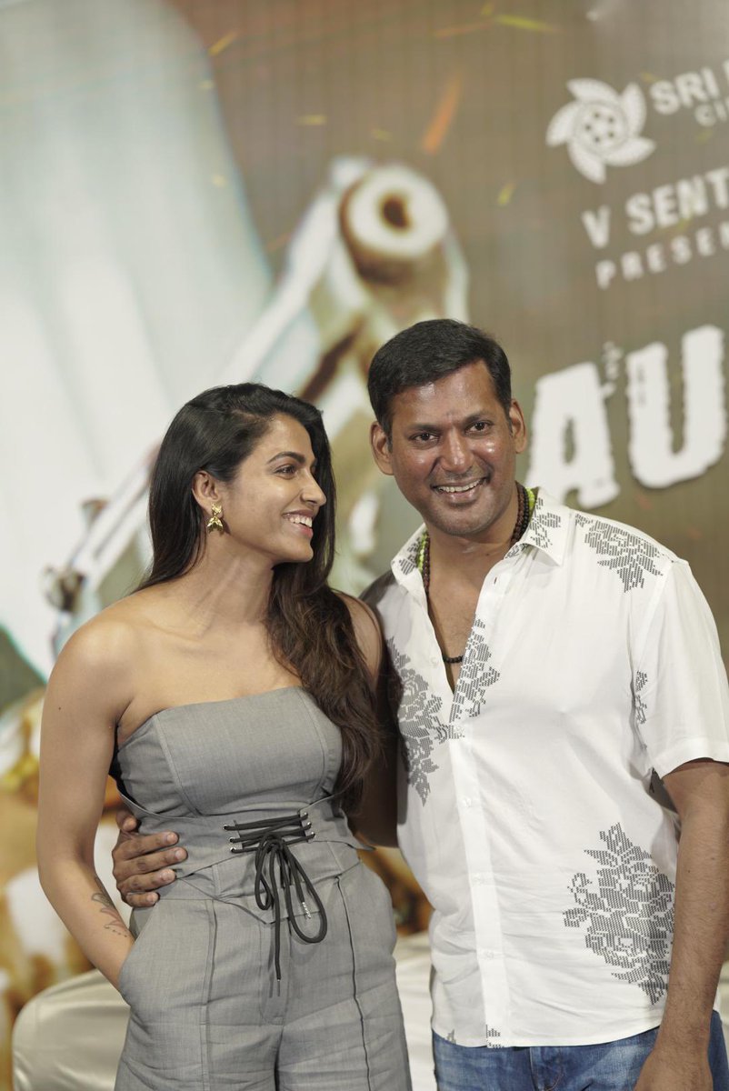 Saravanaspb's tweet photo. Surprise of the year! 🥳🥳🥳
K- town is all set to welcome a new couple as Actors #Vishal and #SaiDhanshika would be tying the knot on 29th August, 2025!
The couple broke the news to the media on the occasion of #YogiDaAudioLaunch 😍👌🏼✨
@VishalKOfficial @SaiDhanshika
@RIAZtheboss @ParasRiazAhmed1