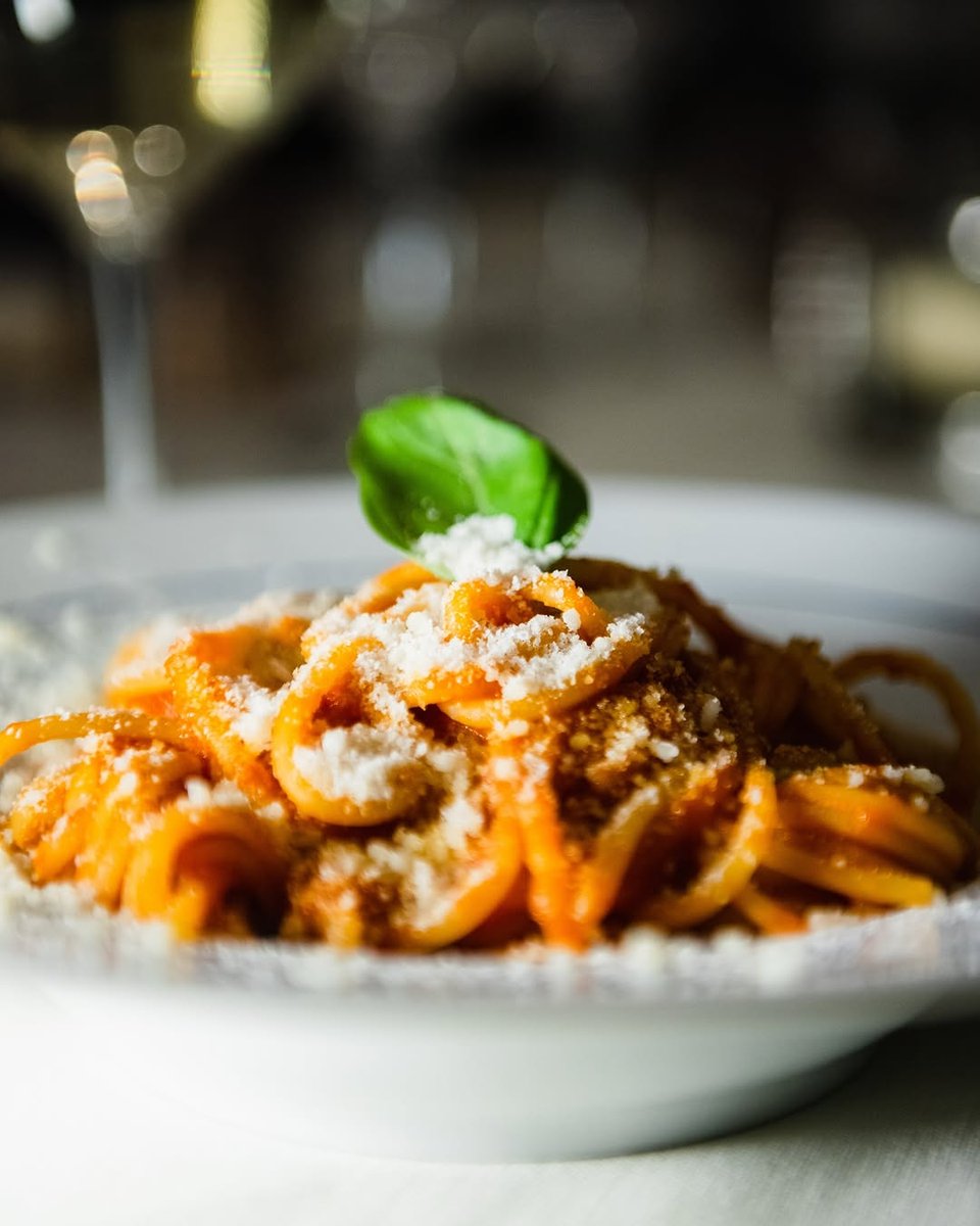 L’Italia in un piatto: spaghetti al pomodoro con una spolverata di parmigiano reggiano e una foglia di basilico fresco, un piatto intramontabile che mette d’accordo tutti! 🇮🇹 🍝

#piccoloarancio #foodporn #Roma