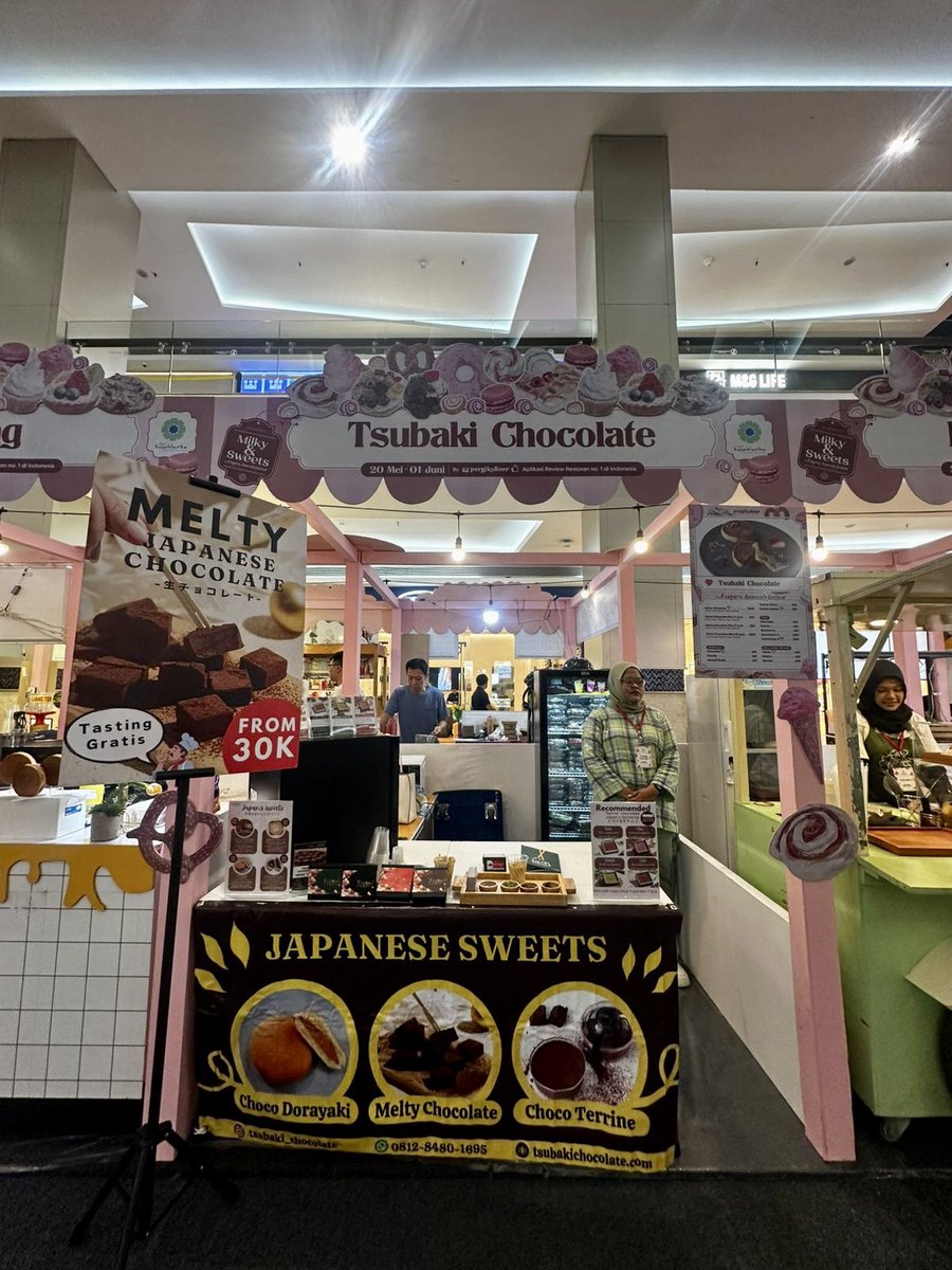 TC_JKT's tweet photo. 本日より6/1まで、Kota Kasablankaでスイーツの祭典に参加中です🍫🍨🍰

・カカオ香る生チョコ
・生チョコタルト
・生チョコどら焼き　

など販売中！

お近くの方はぜひお立ち寄りください。

当店以外のテナントも多く、楽しめるかと思います！ https://t.co/NsZsLyVPs0