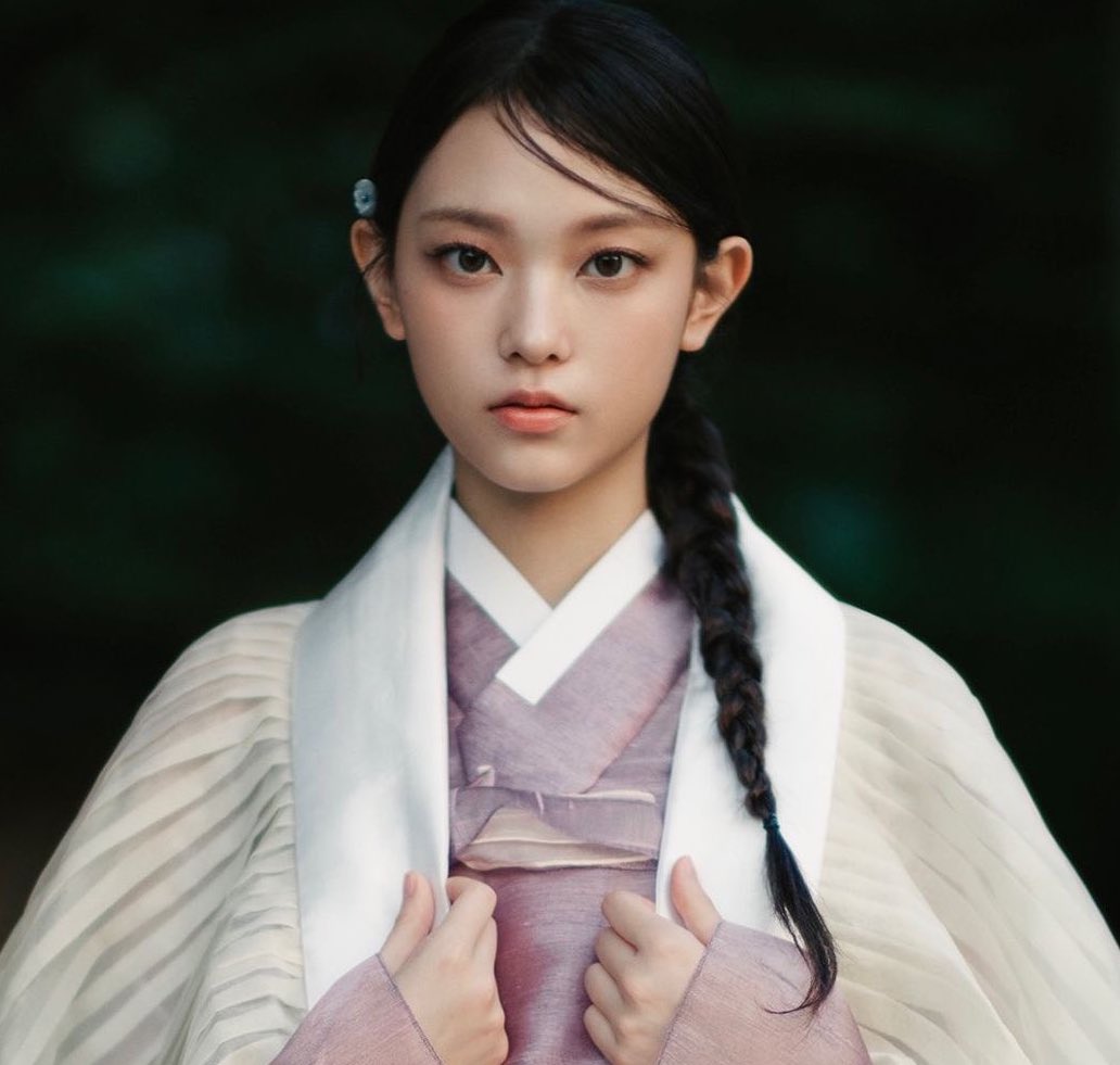 wyfg5c's tweet photo. 내여자친구는구미호잖아이거 
배경음으로 당장 여우비 깔아드려야됨 https://t.co/bhYX34sle6