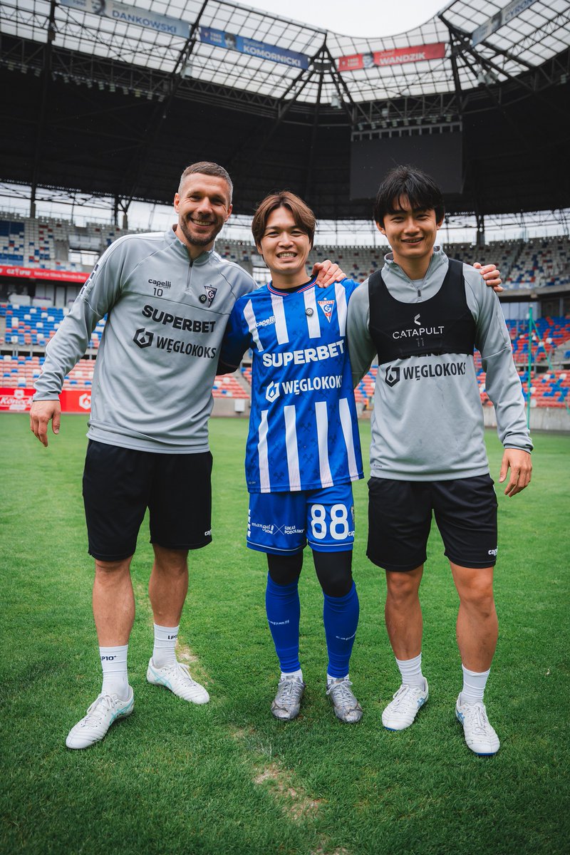 Górnik Zabrze (@gornikzabrzessa) on Twitter photo Japoński pojedynek! 日本の決闘 🇯🇵
<a href="/yosuke_furu10/">古川陽介/Yosuke Furukawa</a> 🆚 <a href="/regate_takuya/">REGATEドリブル塾⚽️TAKUYA</a>
Zobacz 🎥 sz1948.pl/k1e0j Japoński pojedynek! 日本の決闘 🇯🇵
<a href="/yosuke_furu10/">古川陽介/Yosuke Furukawa</a> 🆚 <a href="/regate_takuya/">REGATEドリブル塾⚽️TAKUYA</a>
Zobacz 🎥 sz1948.pl/k1e0j