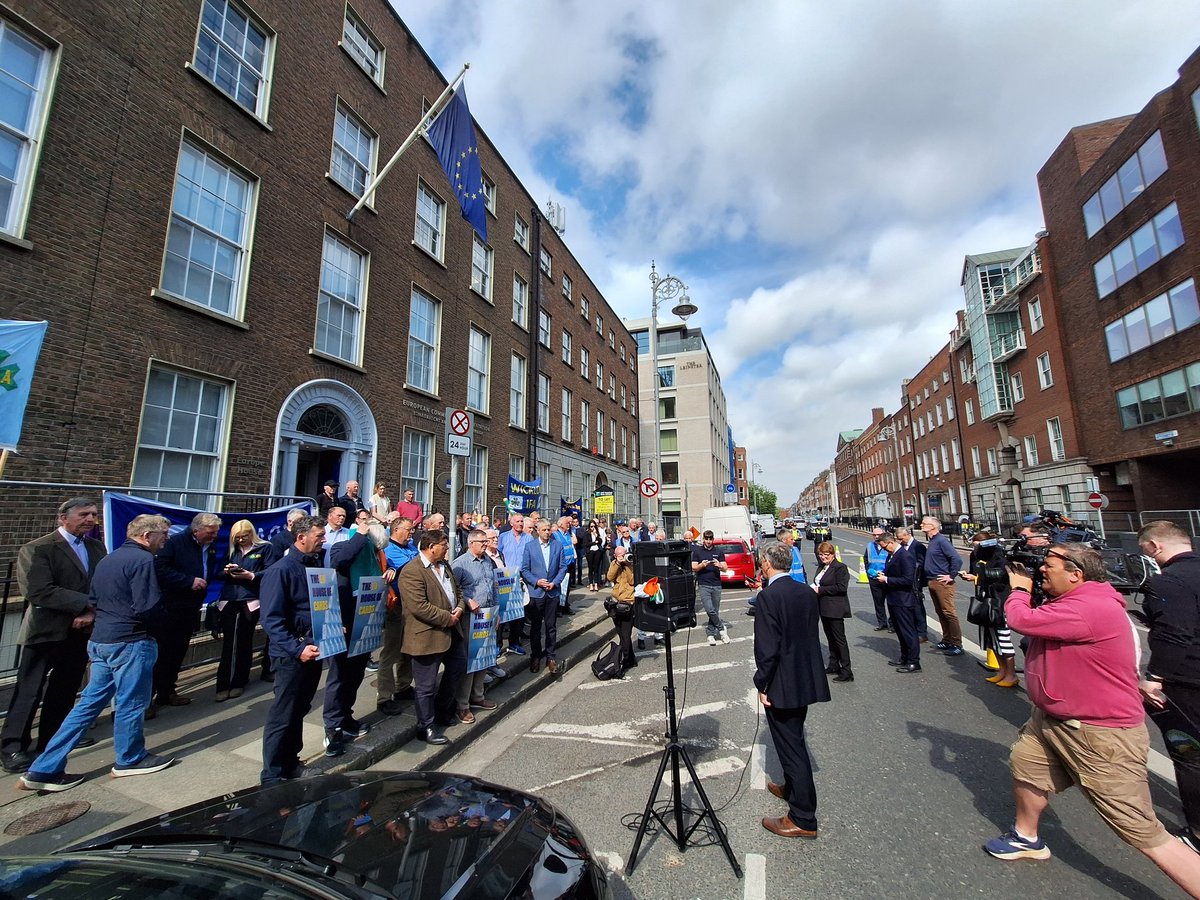 JohnOh_IFA's tweet image. Members of the board of ICOS and @IFAmedia National Council participated in a flash action this morning outside the EU Commission in Dublin, calling for the retention and enlargement of the EU CAP budget and to reject outright the EU Commission proposal for a Single Fund model