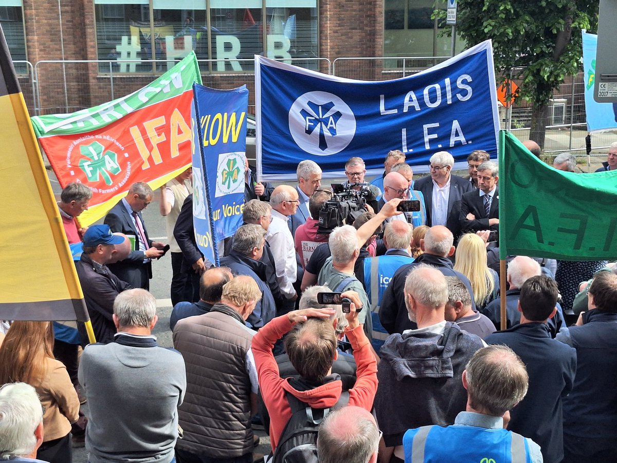 JohnOh_IFA's tweet image. Members of the board of ICOS and @IFAmedia National Council participated in a flash action this morning outside the EU Commission in Dublin, calling for the retention and enlargement of the EU CAP budget and to reject outright the EU Commission proposal for a Single Fund model