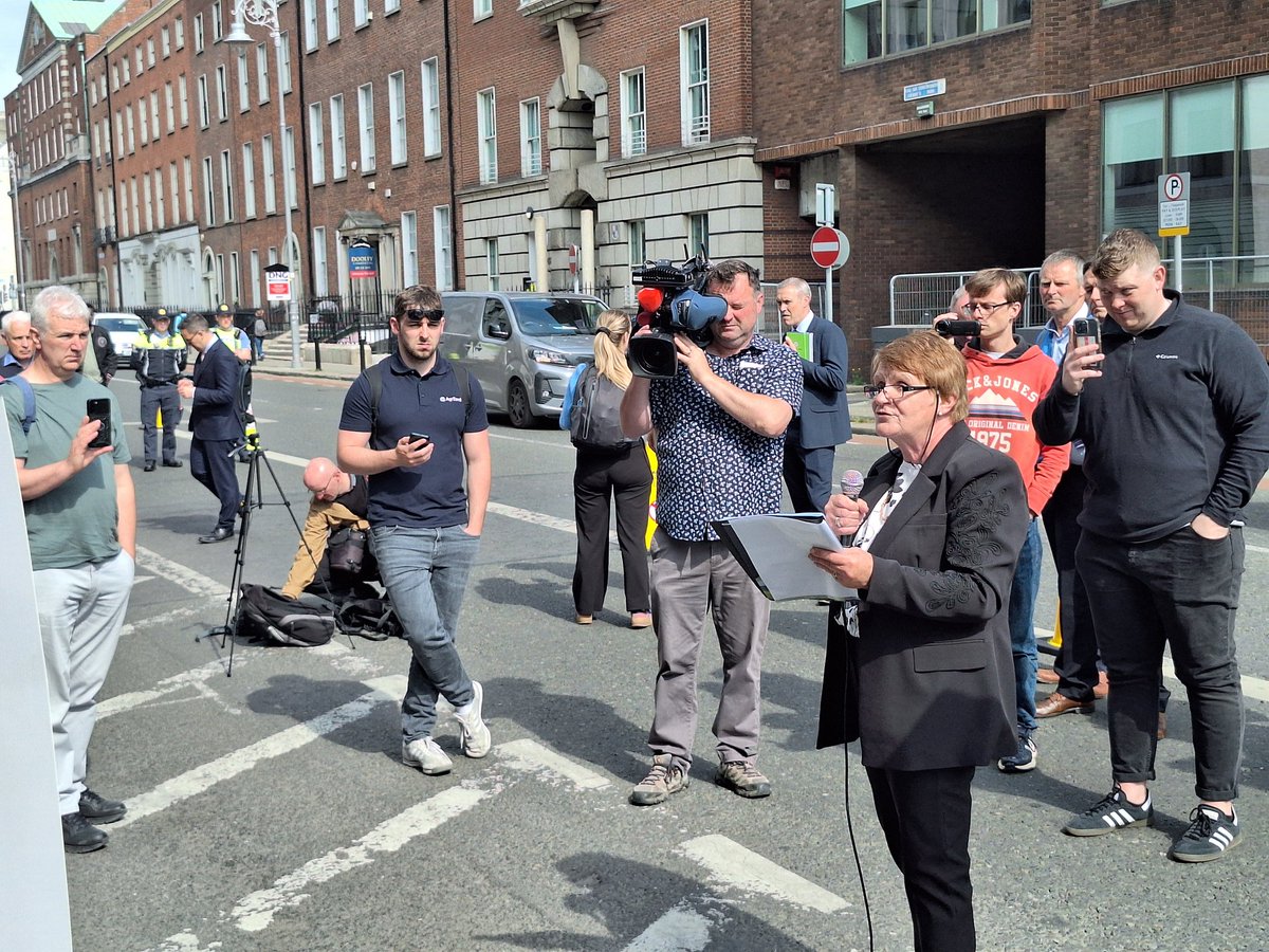 JohnOh_IFA's tweet image. Members of the board of ICOS and @IFAmedia National Council participated in a flash action this morning outside the EU Commission in Dublin, calling for the retention and enlargement of the EU CAP budget and to reject outright the EU Commission proposal for a Single Fund model