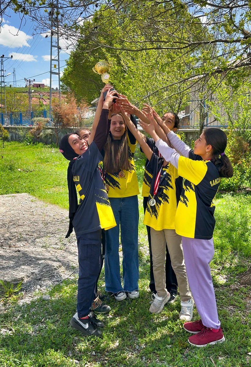 BingolIlk's tweet photo. Okulumuzda Voleybol Turnuvası Final Maçı bugün gerçekleştirildi. Emek veren öğretmenlerimizi ve mücadele eden öğrencilerimizi tebrik ederiz. 
@yusuf_tokus @halukcakan12 @MustafaOzel66 @bingolmem @ilyaserdogann @Mihriban1393 https://t.co/QjZ8dz4olx