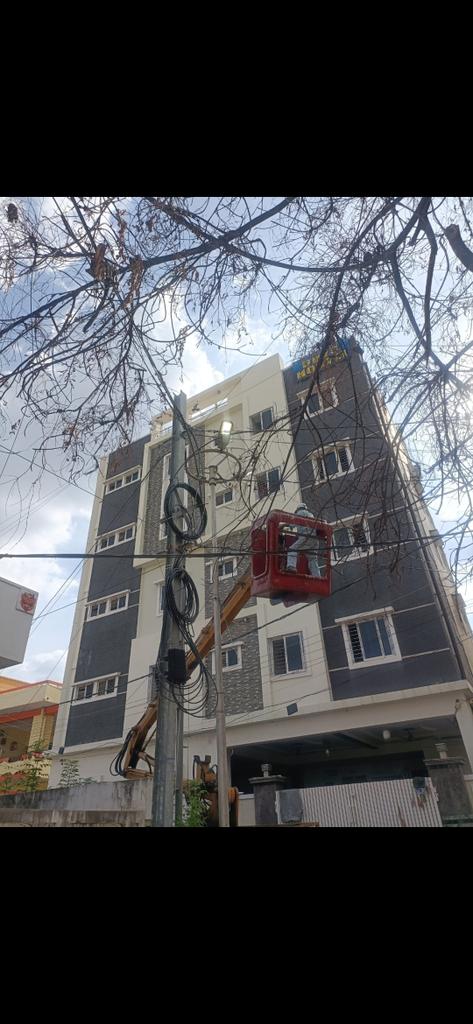 TRPrasad12's tweet photo. @VenkateshEarla9 @GHMCOnline @CommissionrGHMC Sir,Rectified Street light wigh Ladder https://t.co/R4kH1ZVCUe