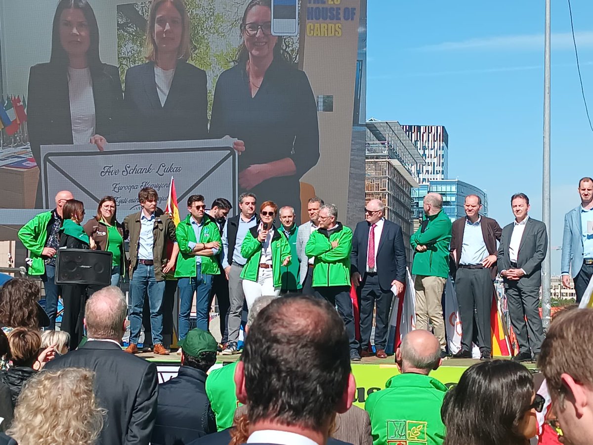 ConfcoopUE (@confcoopue) on Twitter photo Il <a href="/COPACOGECA/">COPA-COGECA</a> e i suoi membri hanno organizzato la #flashaction #EUHouseOfCards davanti alla sede della <a href="/EU_Commission/">European Commission</a> per ribadire la loro contrarietà ad integrare la #PAC in un fondo unico e la necessità di un budget della PAC adeguato 🚜🇪🇺
<a href="/Confcooperativ1/">Confcooperative</a> <a href="/Fedagripesca/">Fedagripesca - Confcooperative</a> Il <a href="/COPACOGECA/">COPA-COGECA</a> e i suoi membri hanno organizzato la #flashaction #EUHouseOfCards davanti alla sede della <a href="/EU_Commission/">European Commission</a> per ribadire la loro contrarietà ad integrare la #PAC in un fondo unico e la necessità di un budget della PAC adeguato 🚜🇪🇺
<a href="/Confcooperativ1/">Confcooperative</a> <a href="/Fedagripesca/">Fedagripesca - Confcooperative</a>