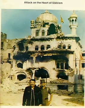 AdvSahibaRana's tweet photo. آپریشن بلیو اسٹار اور 1984 کا سکھ قتلِ عام

یکم جون 1984 کی دوپہر، Amritsar میں ہرمندر صاحب پر بھارتی فوج نے حملہ کیا۔  اُس دن سے 10 جون تک بھارتی فوج کے ٹینک، توپ اور ہیلی کاپٹر Golden Temple پر یوں برسائے گئے کہ اکال تخت کا سفید سنگِ مرمر سُرخ لہو سے رنگ گیا۔ سرکاری اعداد و شمار 575 اموات پر اَڑ گئے مگر برطانوی پارلیمانی ریکارڈ مانے تو تین ہزار تک بے گناہ سکھ یاتری مَلبے تلے آئے۔

فوجی کمانڈروں نے سات وِجیئنٹا ٹینک اکال تخت کے رخ پر سیدھے داغ دیے۔ گولے صرف پتھر نہیں توڑتے وہ روایتیں جلاتے ہیں۔ سکھ ریفرنس لائبریری کو آگ لگائی گئی  گروؤں کے اصل مکتوبات اور تین صدیوں کی مخطوطاتی میراث راکھ ہوئی۔

تین جون کو پنجاب پر 36 گھنٹے کا بلیک آؤٹ مسلط ہوا۔ بجلی کاٹ کر زرہ بند دستوں نے راستے بند کر دیے اور ہزاروں زائرین، جن میں خواتین، بچے اور بزرگ شامل تھے، اندر محصور رہ گئے۔ نکلنے کی کوشش کرنے والوں کو دہشت گرد کہہ کر موقعے پر گولی مار دی گئی۔ بھارتی ہندوؤں کے ہاتھوں سکھ نسل کشی یہیں تک محدود نہ رہی بلکہ👇
