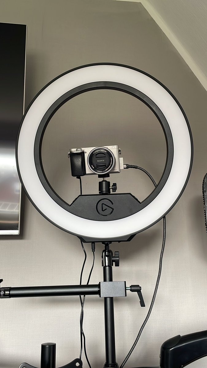 Jemand Interesse am Elgato Ringlight? 
Passt platztechnisch mit dem höhenverstellbaren Schreibtisch/Dachschräge und TV einfach nicht mehr 🥺