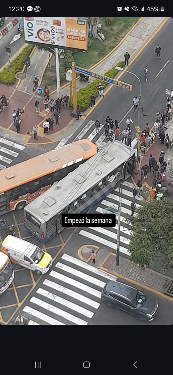 Alaranp's tweet photo. Cuando les cuento a los europeos que esto es el transporte en Perú creen que bromeo 🫠 https://t.co/gbuYe355H3