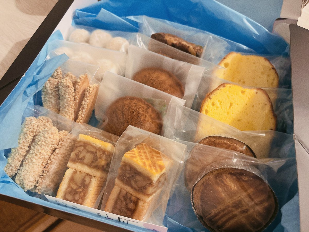 イチとものスタッフの方々からお祝いとして、スイーツ研究所ユニテさんのお菓子を頂きました。プロデューサーの押田さんが夜ドラ『バニラな毎日』に携わっていたご縁だそうです。こういう繋がりは嬉しいな、ありがとうございます☺︎