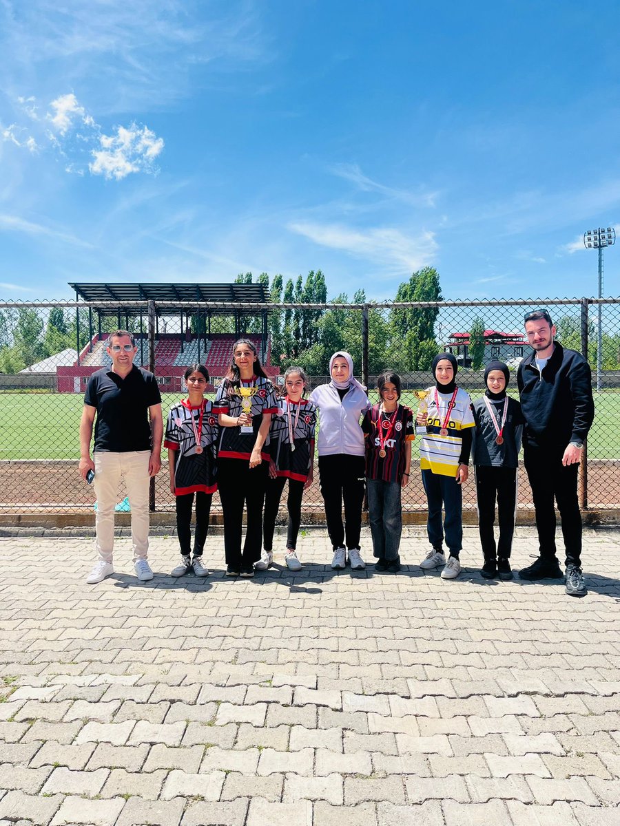 Atletizm yarışmasında yıldız kızlar kategorisinde 2. ve küçük kızlar kategorisinde 3. Olduk . 🏅🏆 <a href="/PatnosMEM/">Patnos MEM</a> @AgriValilik <a href="/agrimem/">AĞRI MEM</a> <a href="/hasan_kokrek/">Hasan Kökrek</a>