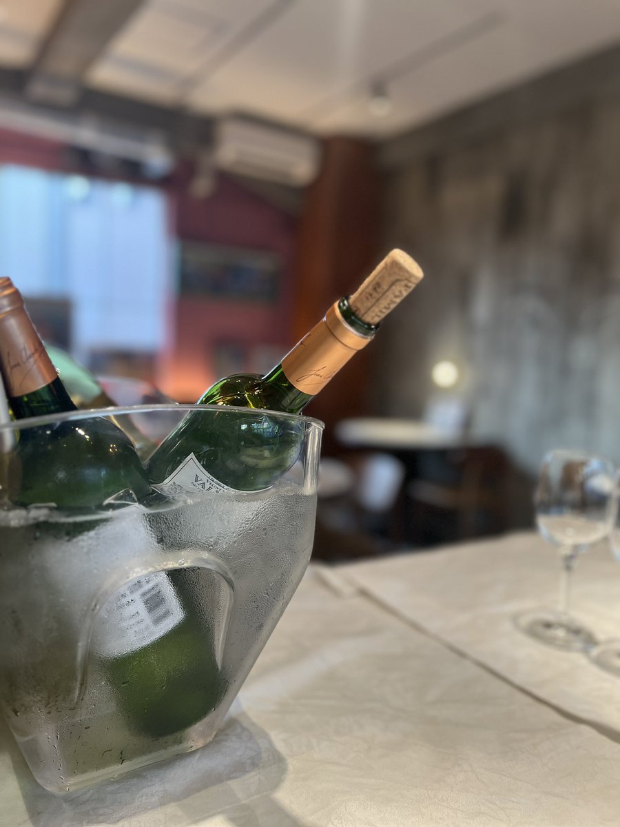 atom0407t's tweet photo. 1人でワイン飲んできた🍷
とてもステキなお店に1人カウンターでたくさん飲んできたよ😝 https://t.co/gCP25BRaLA