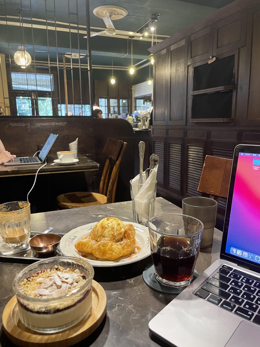 コーヒーと美味しいものを食べながら仕事をしています。とても楽しみました!