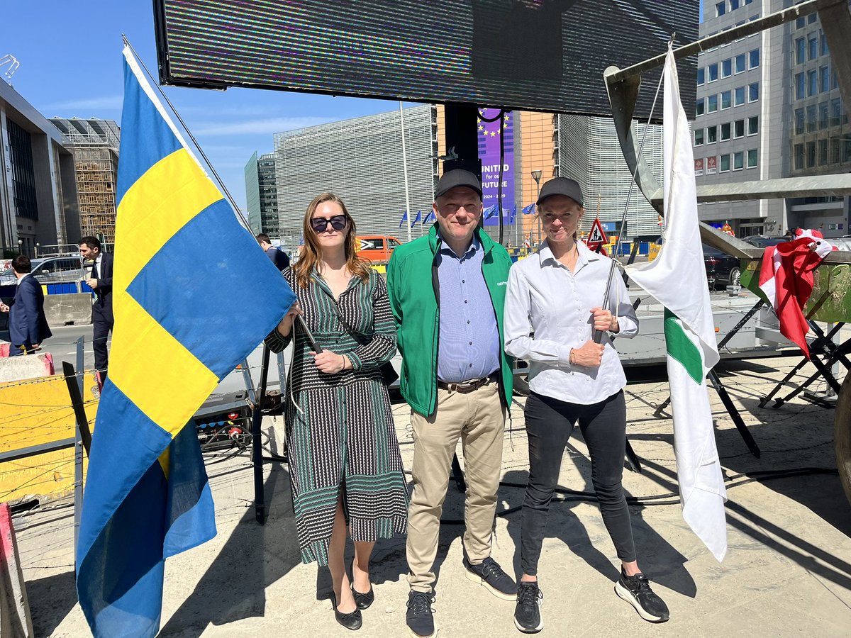 Swedish Farmers (@lrfbrussels) on Twitter photo Today united for our message to <a href="/EU_Commission/">European Commission</a> that Europe’s peace, food security and prosperity are depending on farmers. A strong and common cap budget is a fundamental cornerstone in EU policy ensuring stability and a truly common EU single market. Today united for our message to <a href="/EU_Commission/">European Commission</a> that Europe’s peace, food security and prosperity are depending on farmers. A strong and common cap budget is a fundamental cornerstone in EU policy ensuring stability and a truly common EU single market.