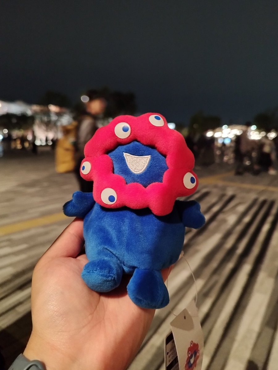 topgunE2's tweet photo. 万博楽しかった
ミャクミャクのどこが可愛いんだ？
と思って万博行ったら、知らないうちにミャクミャク可愛いのでは？いや、可愛いぞ。ってなってしっかりぬいぐるみ買って帰ってきた。
可愛いやろ。 https://t.co/YNd3vhZLS9