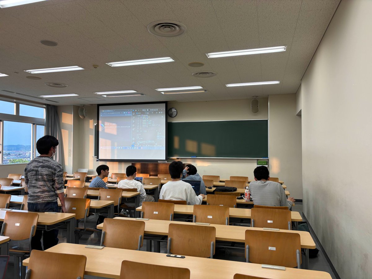 本日の定例会では、1年生向けのc言語講習会も行いました ! !