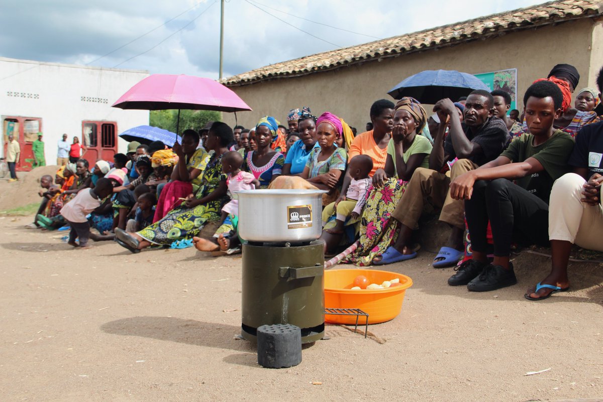 avsirwanda's tweet photo. As part of Environmental Week, #AVSIRwanda showed the benefits of Improved Cookstoves vs traditional fires. Less smoke, less fuel, healthier homes. With support from @MASE_IT . #CleanCooking #AVSI #PeopleForDevelopment https://t.co/tPUkXCdKCO