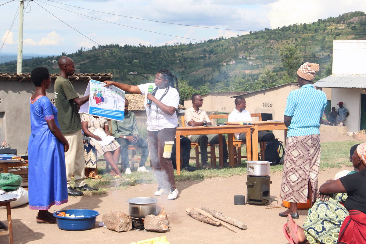 avsirwanda's tweet photo. As part of Environmental Week, #AVSIRwanda showed the benefits of Improved Cookstoves vs traditional fires. Less smoke, less fuel, healthier homes. With support from @MASE_IT . #CleanCooking #AVSI #PeopleForDevelopment https://t.co/tPUkXCdKCO
