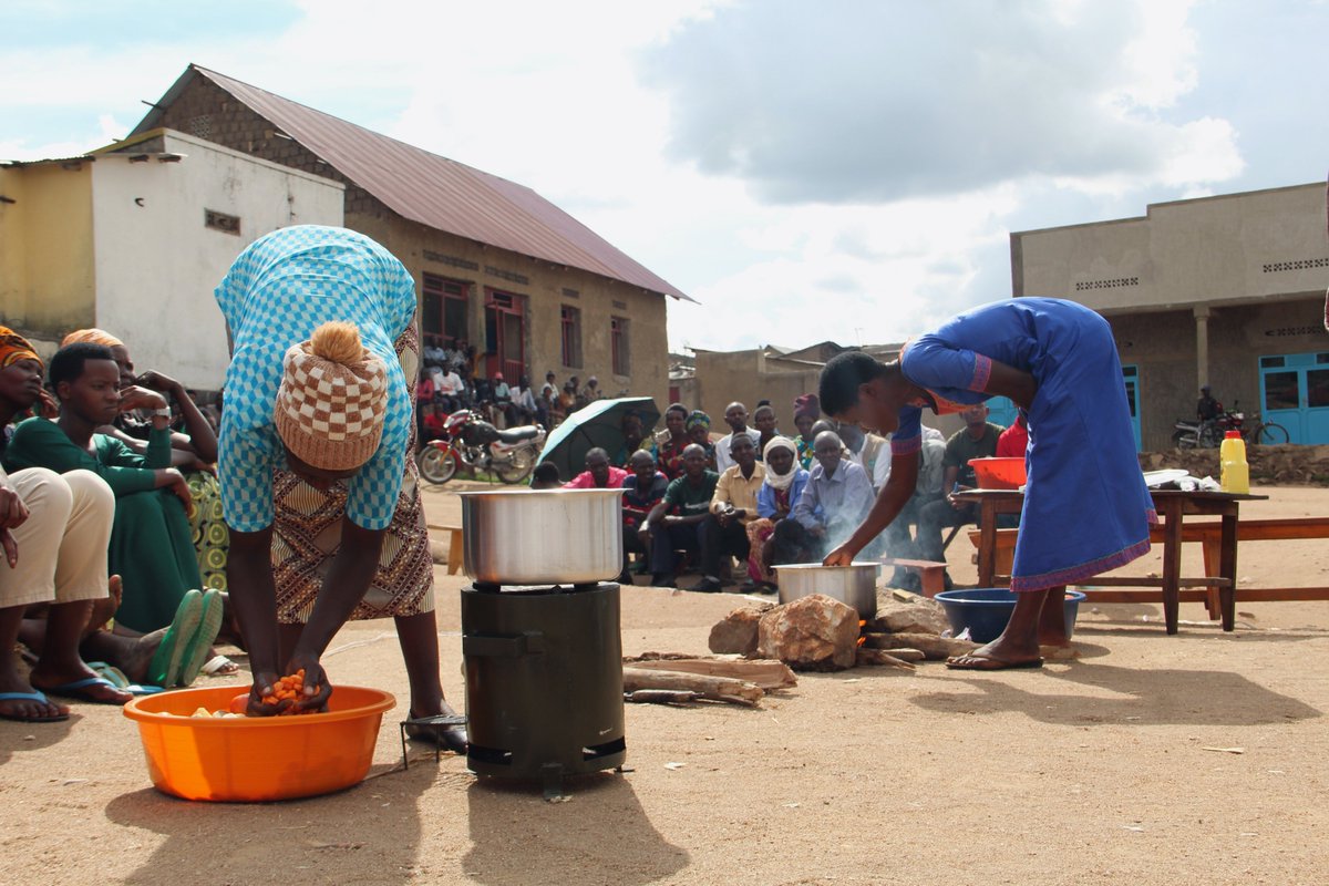 avsirwanda's tweet photo. As part of Environmental Week, #AVSIRwanda showed the benefits of Improved Cookstoves vs traditional fires. Less smoke, less fuel, healthier homes. With support from @MASE_IT . #CleanCooking #AVSI #PeopleForDevelopment https://t.co/tPUkXCdKCO