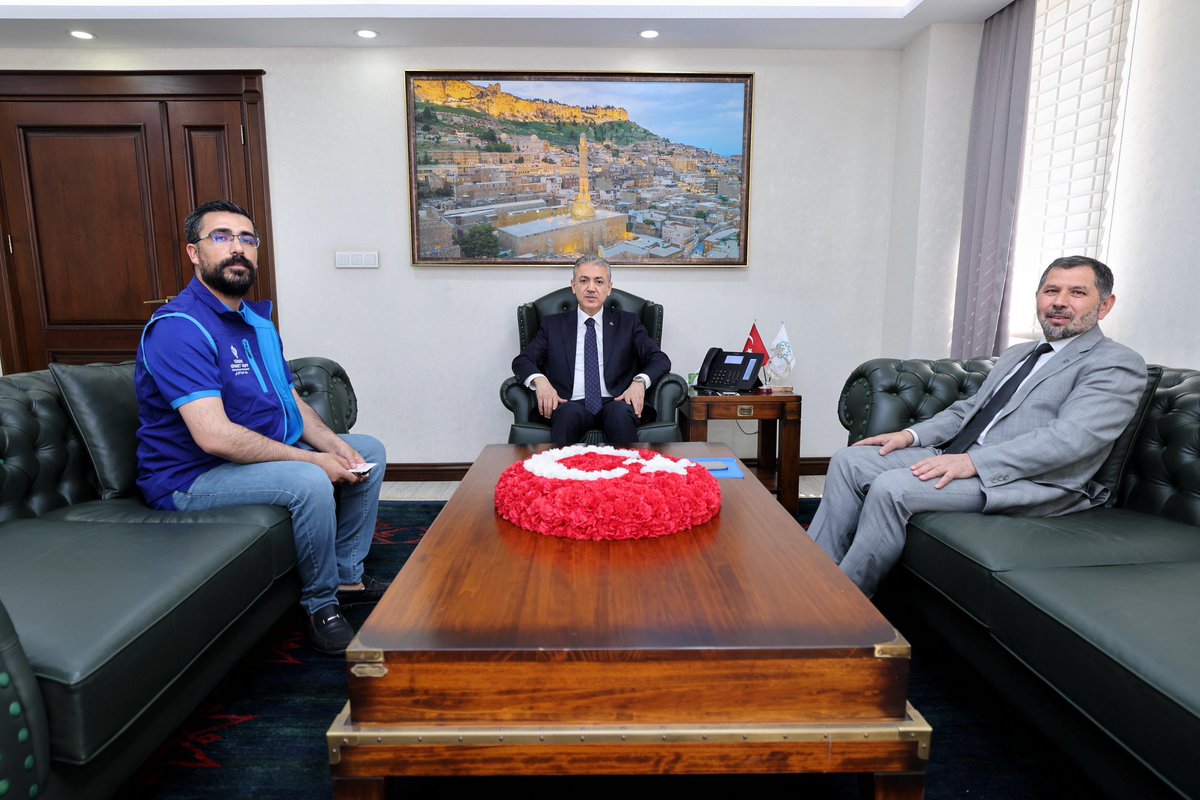 DiyanetVakfi's tweet photo. Mardin Valisi ve Büyükşehir Belediye Başkan Vekili Tuncay Akkoyun, kurban vekaletini Gazze’deki mazlumlar adına ifa edilmek üzere Vakfımıza emanet etti. İl Müftüsü ve Vakıf Şube Başkanı Dr. Enver Türkmen bağış makbuzunu Vali Akkoyun’a takdim etti. 

#KurbanınıPaylaş Kardeşinle Yakınlaş

| https://t.co/kq2TlgVC3p