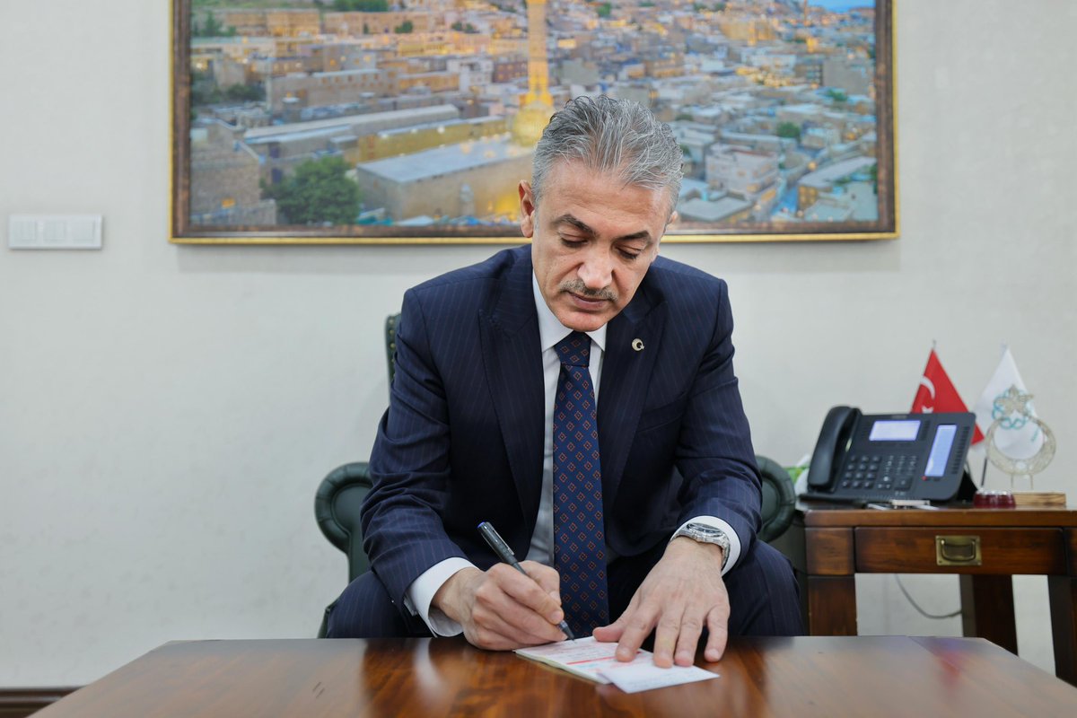 DiyanetVakfi's tweet photo. Mardin Valisi ve Büyükşehir Belediye Başkan Vekili Tuncay Akkoyun, kurban vekaletini Gazze’deki mazlumlar adına ifa edilmek üzere Vakfımıza emanet etti. İl Müftüsü ve Vakıf Şube Başkanı Dr. Enver Türkmen bağış makbuzunu Vali Akkoyun’a takdim etti. 

#KurbanınıPaylaş Kardeşinle Yakınlaş

| https://t.co/kq2TlgVC3p