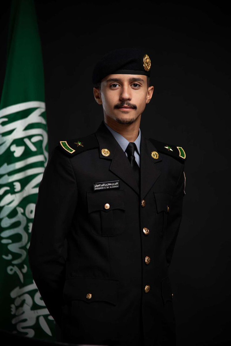 الحمد لله الذي تتم بفضله الصالحات. تخرج الابن شقير بن سلطان الدويش من كليه الملك خالد بلحرس الوطني والف مبروك داعين الي الله العلي القدير ان يوفقه لخدمه مليكنا حفظه الله ووطنا العزيز.