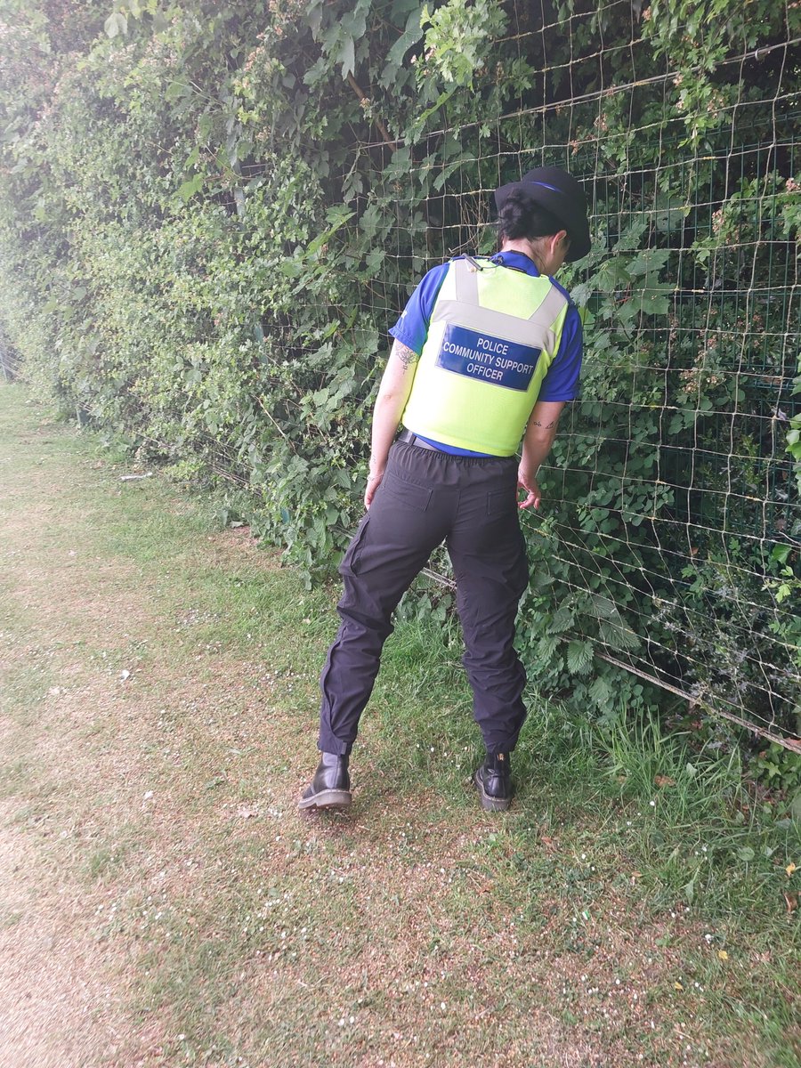 Officers have been out in different parks conducting knife sweeps, helping to make the community safer for all 🚨