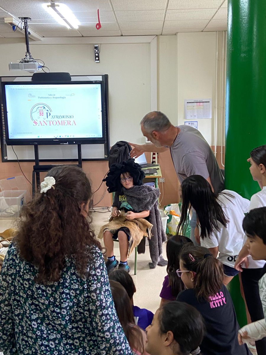 Taller de Prehistoria y Arqueología en el Ceip Fuensanta Caravaca Hernández Santomera. Los alumnos de 4º viajaron en el tiempo para convertirse en auténticos cavernícolas. Se acerca el final de curso, y con él, el cierre de estos talleres.