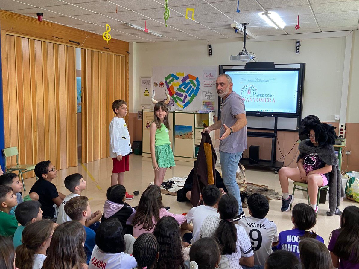 PSantomera's tweet image. Taller de Prehistoria y Arqueología en el Ceip Fuensanta Caravaca Hernández Santomera. Los alumnos de 4º viajaron en el tiempo para convertirse en auténticos cavernícolas. Se acerca el final de curso, y con él, el cierre de estos talleres.