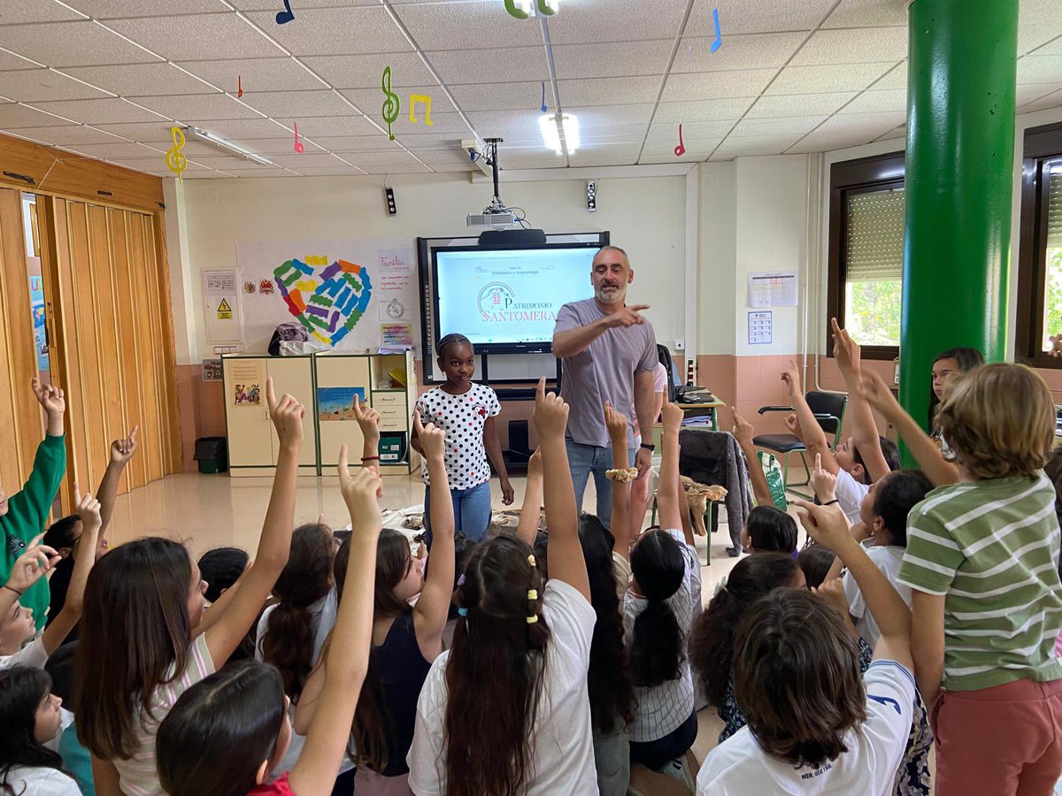 PSantomera's tweet image. Taller de Prehistoria y Arqueología en el Ceip Fuensanta Caravaca Hernández Santomera. Los alumnos de 4º viajaron en el tiempo para convertirse en auténticos cavernícolas. Se acerca el final de curso, y con él, el cierre de estos talleres.