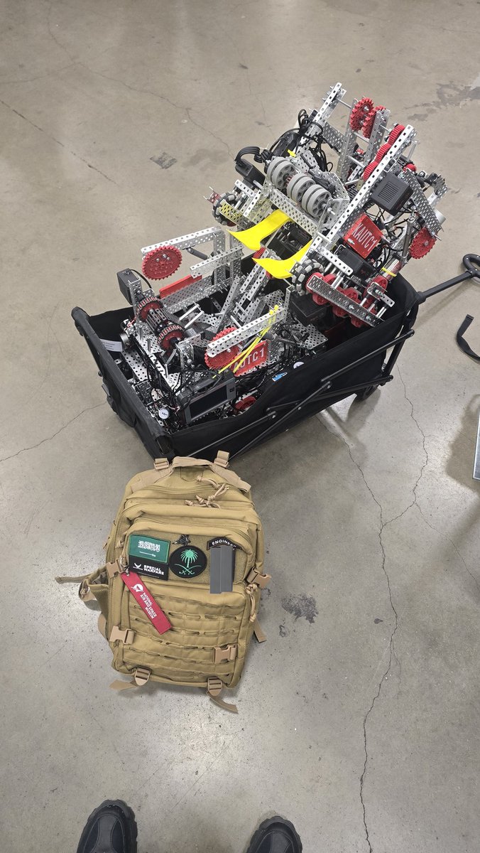 وسط مئات الفرق من انحاء العالم، كان تمثيل الأخضر في #بطولة_فيكس_العالمية_للروبوتات_2025 في امريكا هو المكسب الأعظم.

كقائد للفريق، عشنا تجربة جميلة ومليئة بالتحديات، وكان رفع شعار الوطن دليل على ما نؤمن به من رسالة وعلم يُحمل ويُورث، لأجيال ترفع وتحمي الوطن بعلمها بإذن الله 💚.