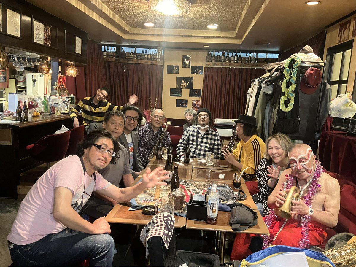 BlueMoon_office's tweet photo. 庄田次郎76歳祝宴大演奏会７Days
毎年恒例最終日
金沢文庫ブルームーンでの千秋楽！
いつもの縄文組の皆様方と
林裕人さん（Dr）
見山辰弥さん（G）
ひしょちさん（Ts）
ガッツツガヌマさん（Ts）
坂本テツさん（As）
べにーさん（尺八）
安田奈加さん（Vo）
巌夫さん（Per）
村上弘之（ｶﾒﾗ） https://t.co/kPPeuXQg58