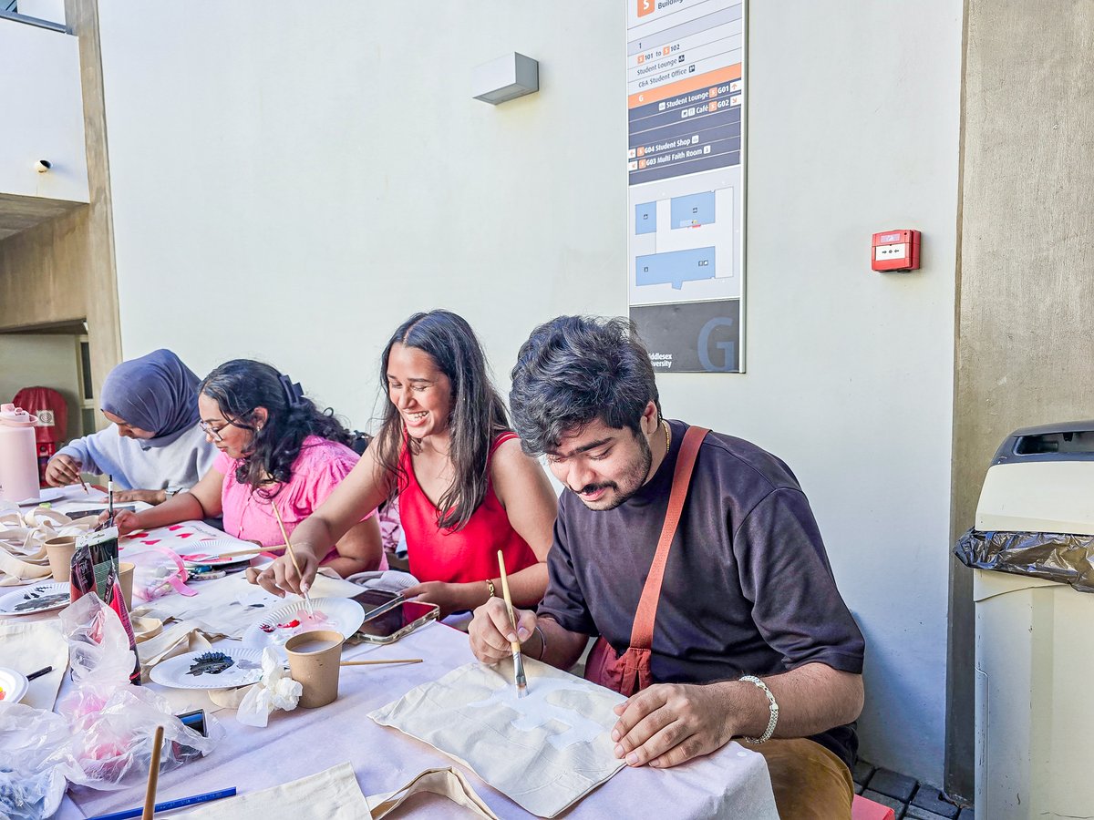 MiddlesexMru's tweet image. 𝐖𝐞𝐥𝐥𝐛𝐞𝐢𝐧𝐠 𝐭𝐡𝐫𝐨𝐮𝐠𝐡 𝐂𝐫𝐞𝐚𝐭𝐢𝐯𝐢𝐭𝐲 𝐬𝐲𝐦𝐩𝐨𝐬𝐢𝐮𝐦!

From expressive art sessions to engaging discussions, our campus is buzzing with colour, emotion, and inspiration. 🌈🎶🧠

#WellbeingThroughCreativity #MentalHealthAwareness #MiddlesexMauritius