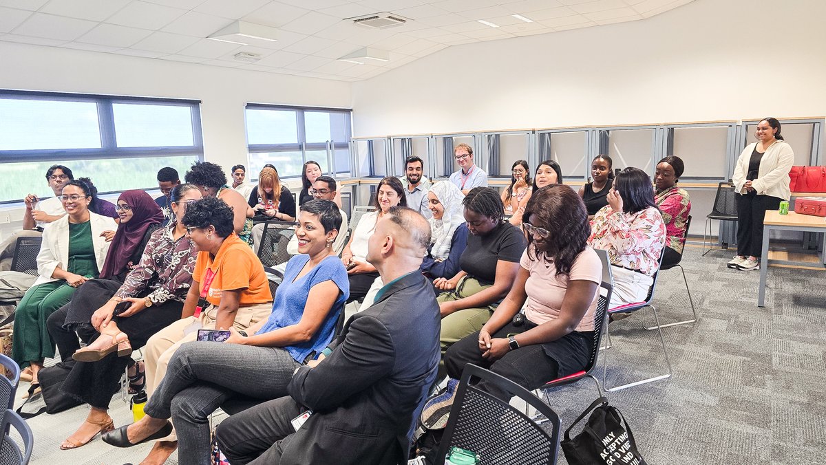 MiddlesexMru's tweet image. 𝐖𝐞𝐥𝐥𝐛𝐞𝐢𝐧𝐠 𝐭𝐡𝐫𝐨𝐮𝐠𝐡 𝐂𝐫𝐞𝐚𝐭𝐢𝐯𝐢𝐭𝐲 𝐬𝐲𝐦𝐩𝐨𝐬𝐢𝐮𝐦!

From expressive art sessions to engaging discussions, our campus is buzzing with colour, emotion, and inspiration. 🌈🎶🧠

#WellbeingThroughCreativity #MentalHealthAwareness #MiddlesexMauritius