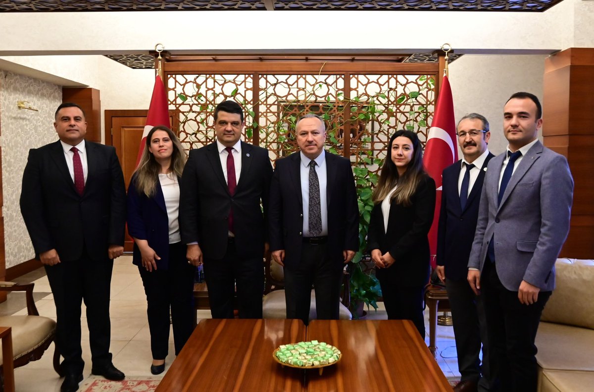 Devlet Hava Meydanları İşletmesi Genel Müdürlüğü (DHMİ) 92.Kuruluş yıldönümü dolayısıyla Nevşehir Valimiz Sayın  Ali FİDAN’ı makamında ziyaret ettik.
NİCE 92.YILLARA. 🇹🇷❤️✈️
#dhmi 
#nevsehirvalilik