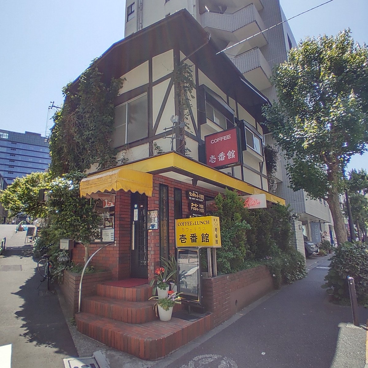 365Eat's tweet photo. 半蔵門「壱番館」
蔦の絡まる趣きある喫茶店でコーヒーをいただきました
照明とガラスの仕切りがレトロな雰囲気です
看板と同じマッチもいただきました
#半蔵門喫茶店 #半蔵門カフェ #純喫茶コレクション https://t.co/KFAXt4MhAo