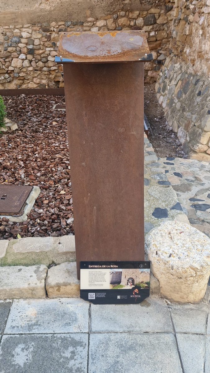 Lamentablement, aquest matí ens hem trobat amb el que es veu a la imatge.
Algú ha arrencat de manera intencionada i amb força una de les plaques de la Ruta Virtual de Montblanc, que incloïa un codi QR per viure en realitat virtual l'Entrega de la Rosa.