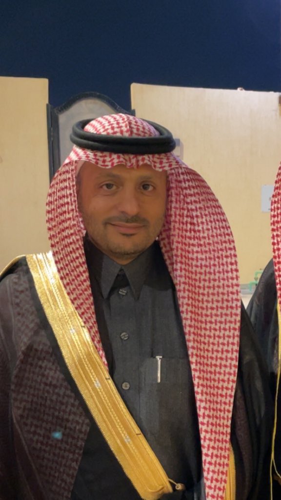 انا ادري ان ضاقت علي الوسيعة 
محدن موقف لي على ساق غير انت