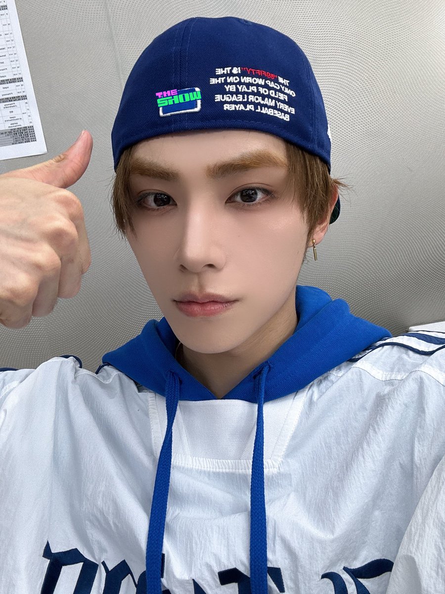 웅성웅성.. 웅성웅성.. 
Hoxy 그 소문 들으신 분❓❓
#스윗쥔 이 벨라 간식 뺏어 먹었다는데｡｡｡

더쇼 생각은 이래요🤔

벨라도 강아지🐶, 샤오쥔도 강아지🐶
어쨌든 강아지와 강아지의 조우인 거잖아요
이런 논리에 따르면 
샤오쥔이 벨라 간식을 뺏어 먹은 게 아니라
서로 나눠먹은 거 아닐까요