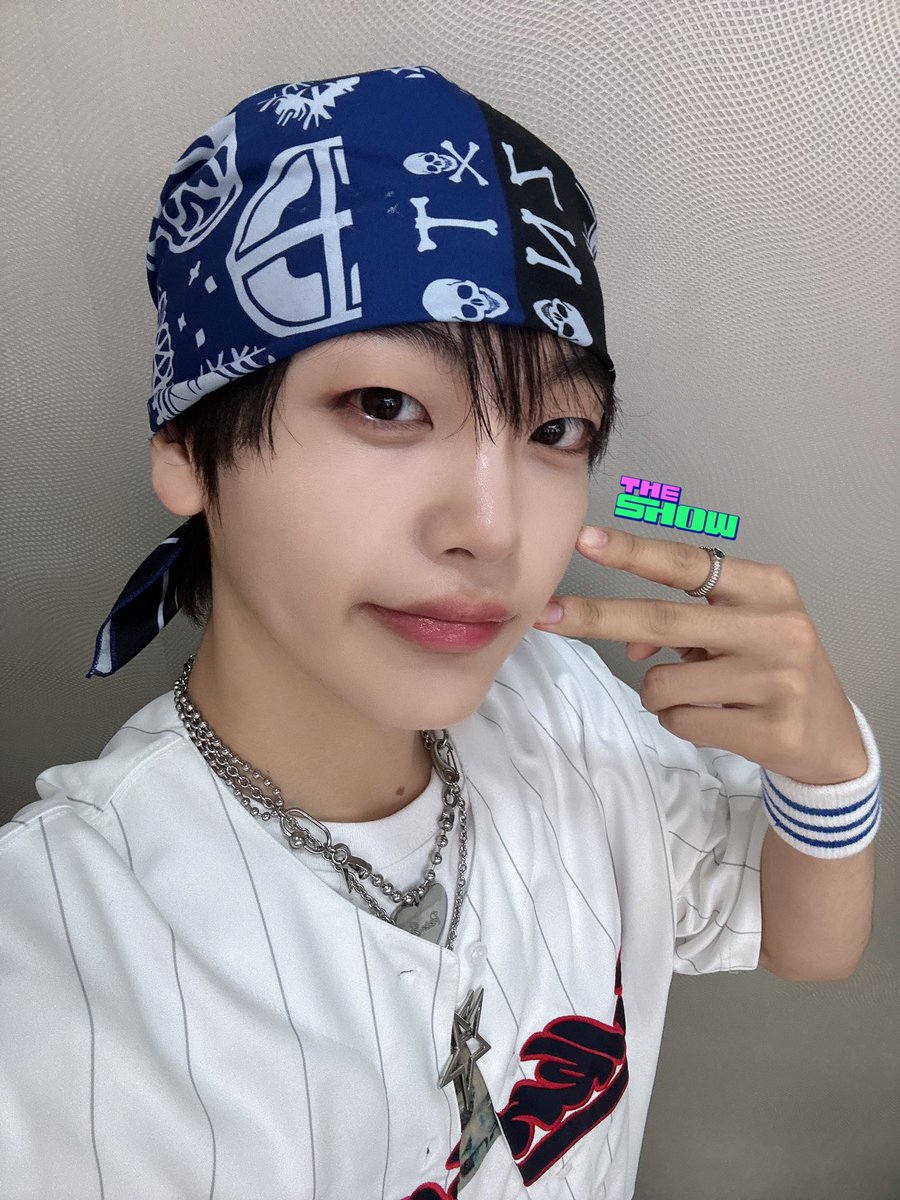 혹시 창밖에 #몽글쭌 이
슬픈 표정으로 앉아있다면
더쇼에게 말씀해 주세요...
예뻐해달라고 그러는 거라서
부탁드리겠습니다

사정없이
무한대로
하루종일
24시간
손 바 닥 이 닳 을 때 까 지

복복복 *ฅ´ω`ฅ*...

#몽글쭌 #더쇼 #형준 <a href="/CRAVITYstarship/">CRAVITY OFFICIAL</a>