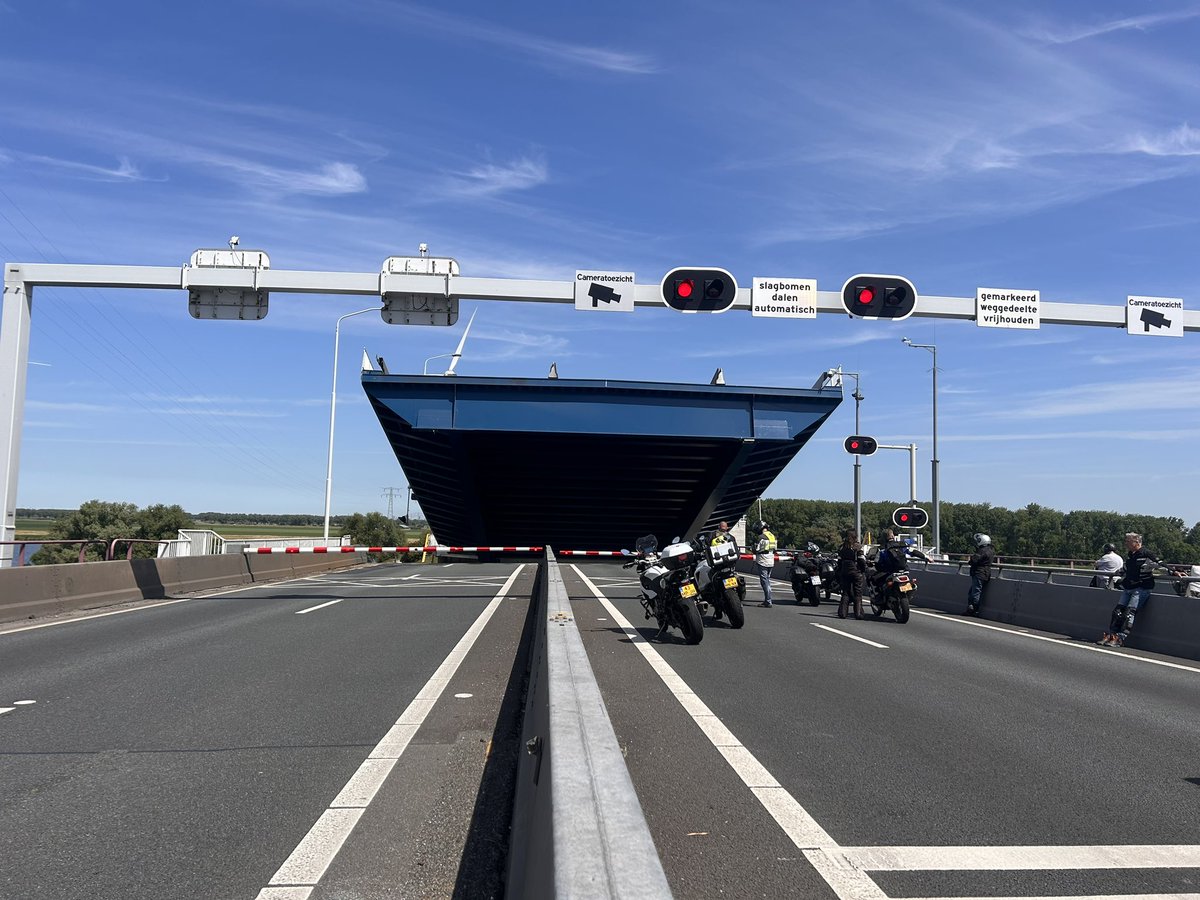 #Haringvlietbrug al weer 50 minuten in storing! <a href="/telegraaf/">De Telegraaf</a> <a href="/NOS/">NOS</a> <a href="/ADnl/">AD.nl</a>