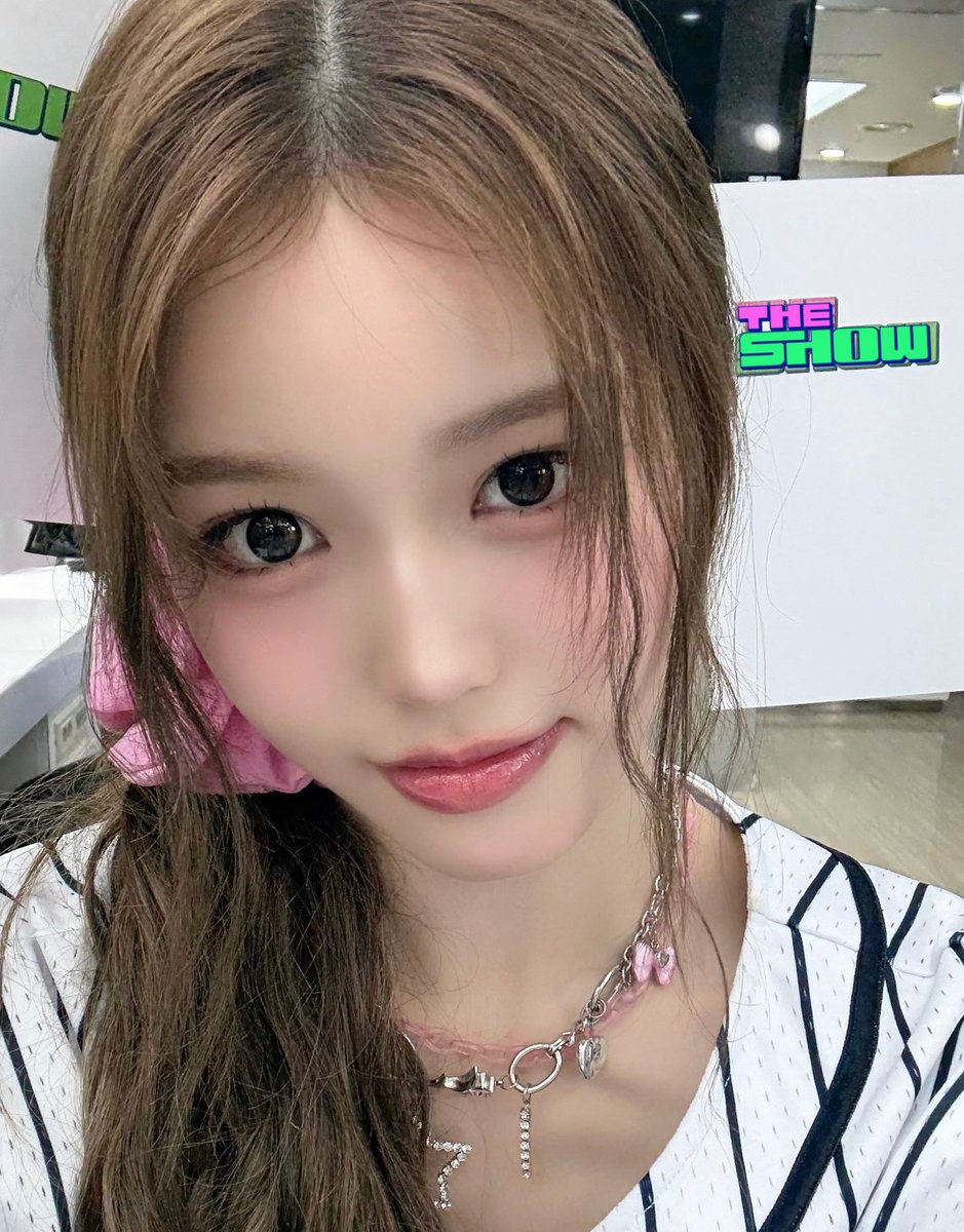 더쇼는 오늘 출근하면서 날씨가 흐려도
괜찮을 것 같다는 생각을 했어요
햇살삐만 보면 비타민D가
자동으로 채워지는 기분이 드니까요..☀☀☀

세비 얼굴이 밥 먹여주냐고요?
무슨 소리인가요
더쇼가 세비에게 밥을 먹여줄 거랍니다
더쇼는 유명한 햇살삐 무새니까요🩷🩷

#햇살삐 #정세비 #더쇼