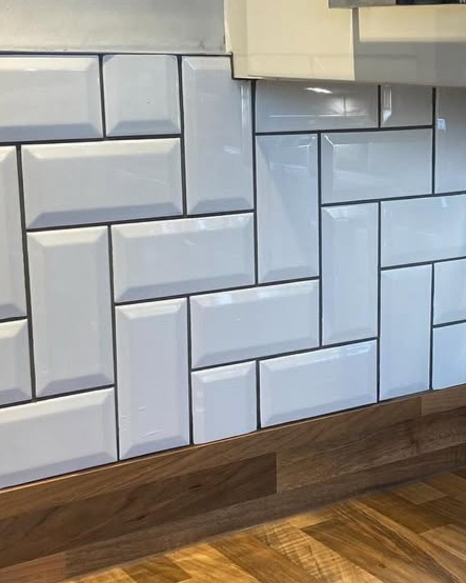 BALtiling's tweet image. We absolutely love this metro splashback project by @NeilOvertonTiling grouted with BAL Micromax3 ECO grout! 😍

What&apos;s your favourite metro layout? 🤔

Let us know in the comments 👇

 #MetroSplashback #TilingInspiration #KitchenDesign #RenovationIdeas #tiling #tiles