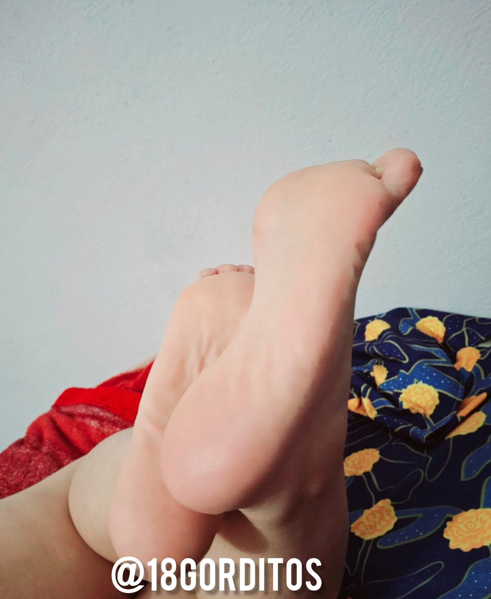 Que ganas de que un macho venga a hacerle cariñitos a mis piecitos. 😍😘🤗
