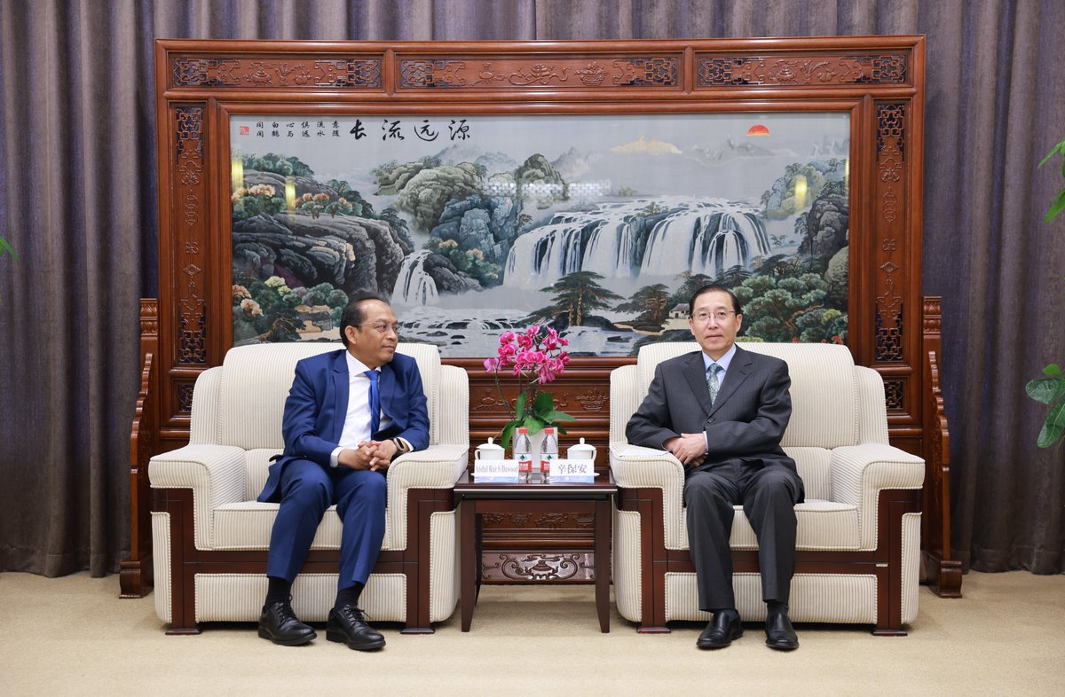 Geidco_Official's tweet image. 📣 On May 20, Xin Bao'an, Chairman of GEIDCO and President of CEC, met with Dr. Rabieb Dawood, Executive Director of the ASEAN Centre for Energy (ACE), at the GEIDCO headquarters, where the two sides reached a cooperation agreement.
geidco.org.cn/2025/0520/8468…
#GEIDCO @aseanenergy