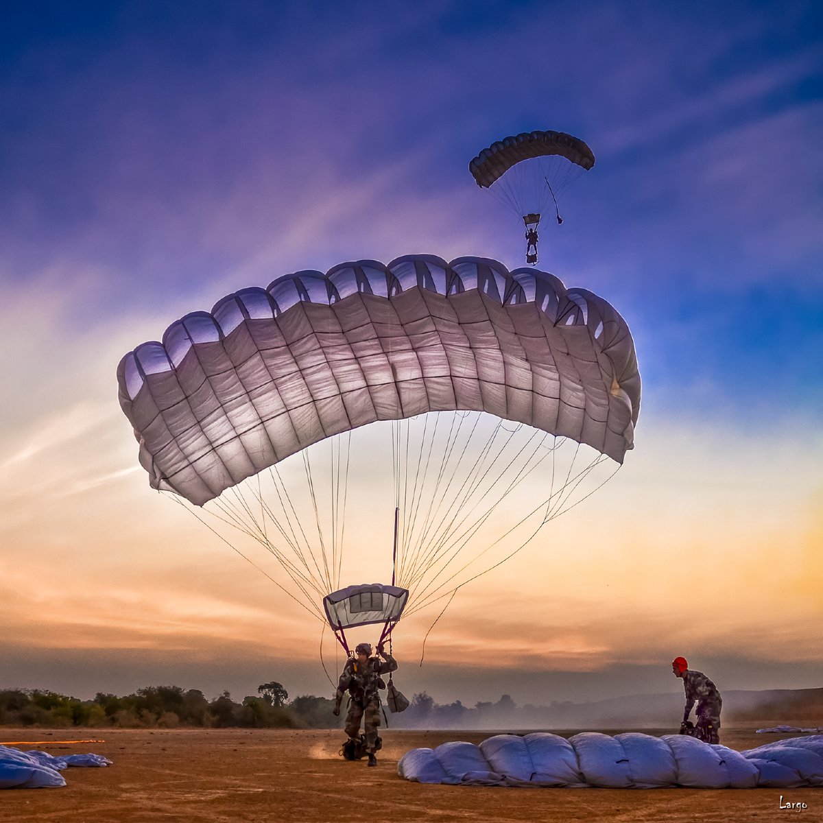 "Atterrissage en douceur"

Largo, Commando marine depuis 18 ans et ancien tireur d'élite au sein de l'ESNO (Equipe de Surveillance et de Neutralisation d'Objectif), conscient de la dureté et de la rusticité des missions des Forces Spéciales, a souhaité apporter sa contribution à